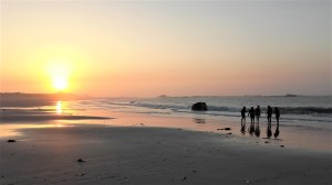 Longe côte entre amies sur la plage des Amiets