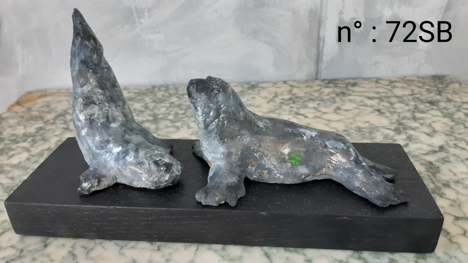 sculpture d'un couple de phoque