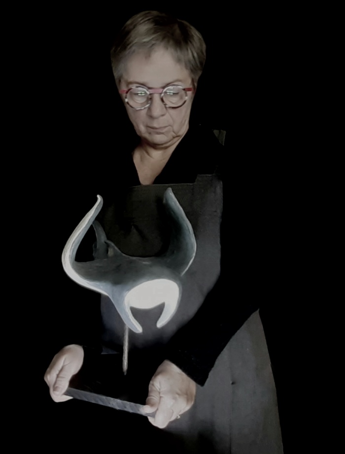 Elisabeth et sculpture de raie manta 81PB